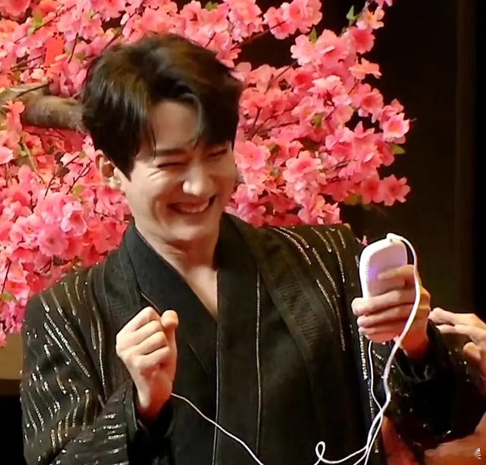 刘学义脸上这褶子都能夹两斤大米了。 ​​​