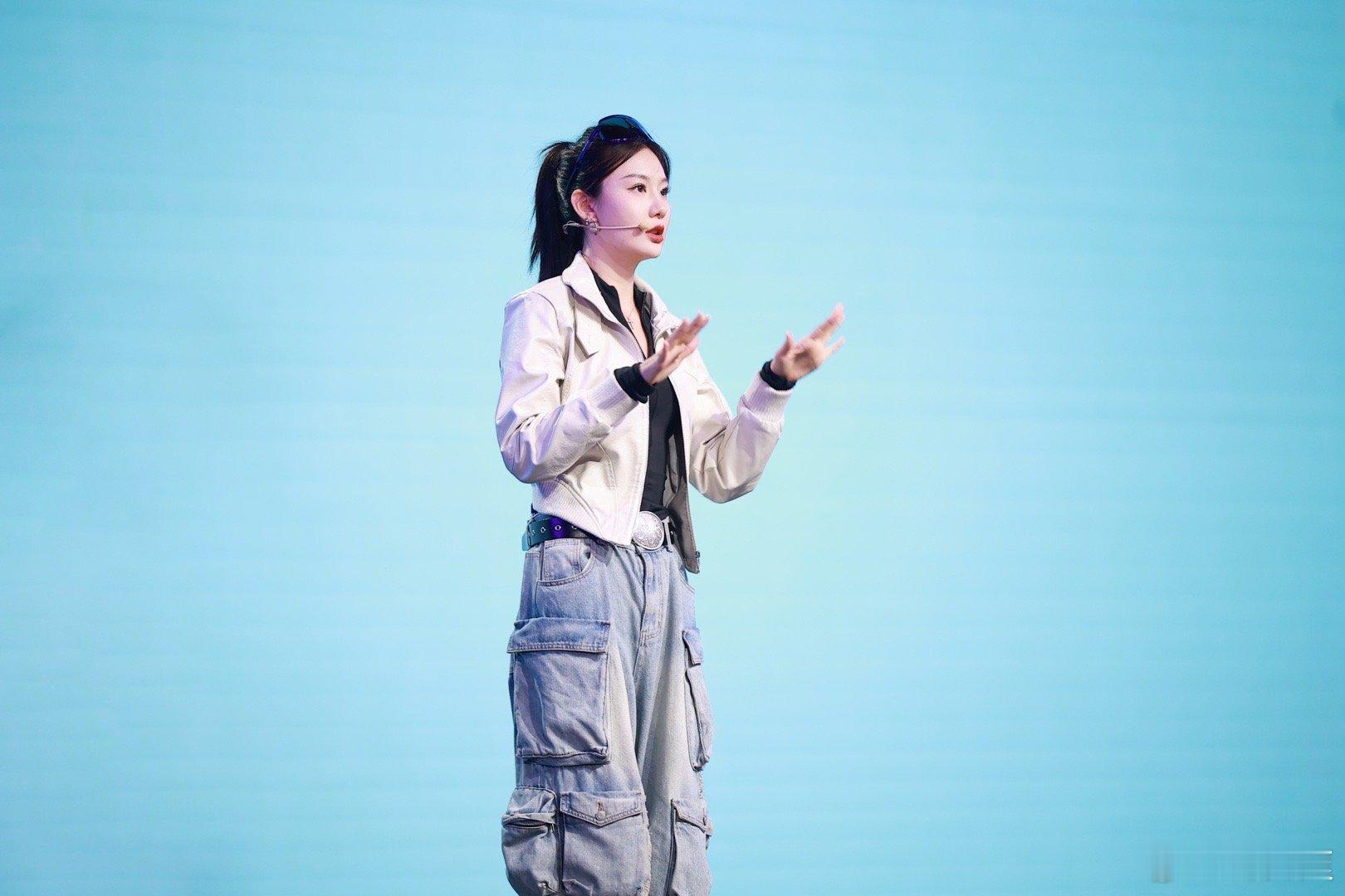 坚强与柔软从不是反义词，温暖而阳光的外在是我对世界的温柔，坚毅而果敢的内心是我对