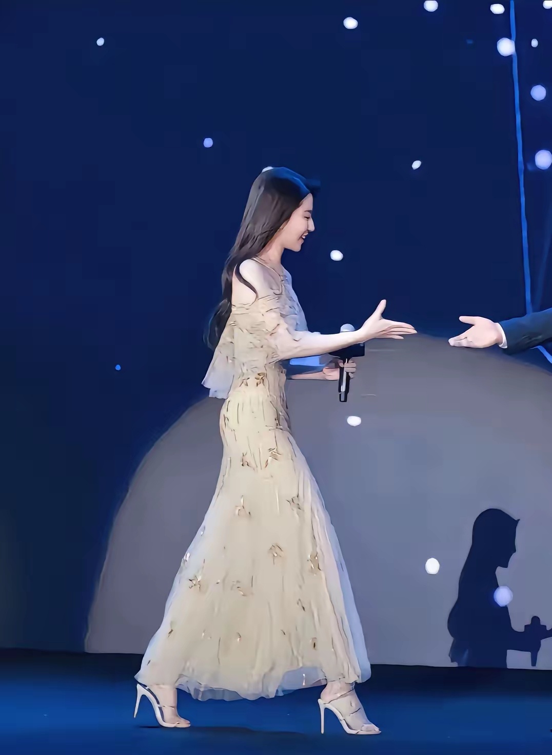 连影子都是美的，不愧是神仙姐姐 ​​​