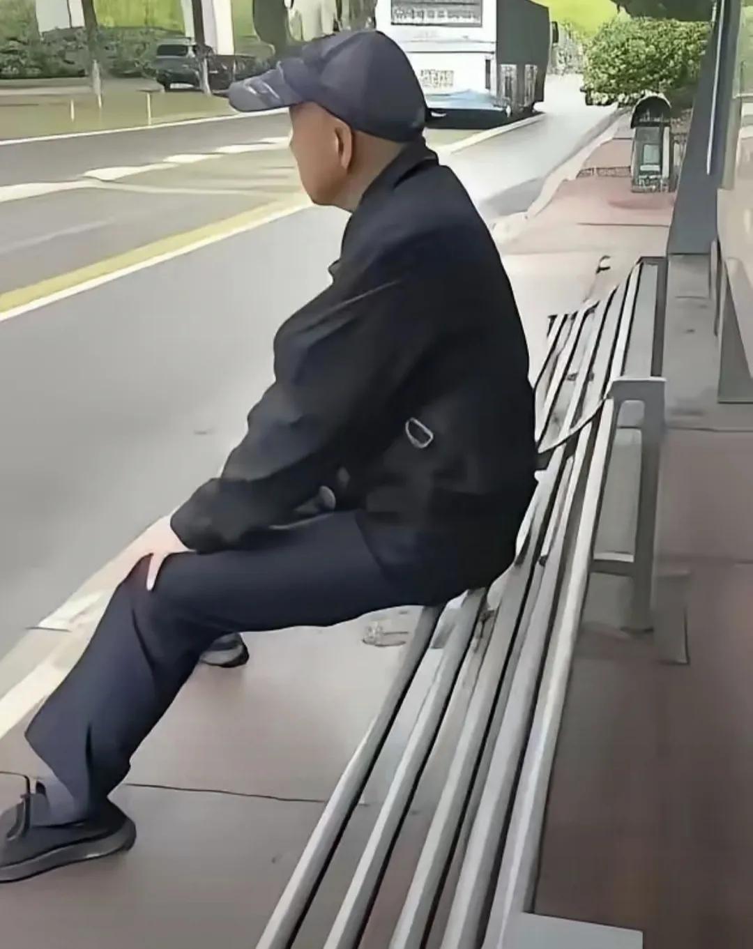 不得不说，最近比较火的公交车站这个凳子的设计者真的是个人才，坐在这个凳子上等公交