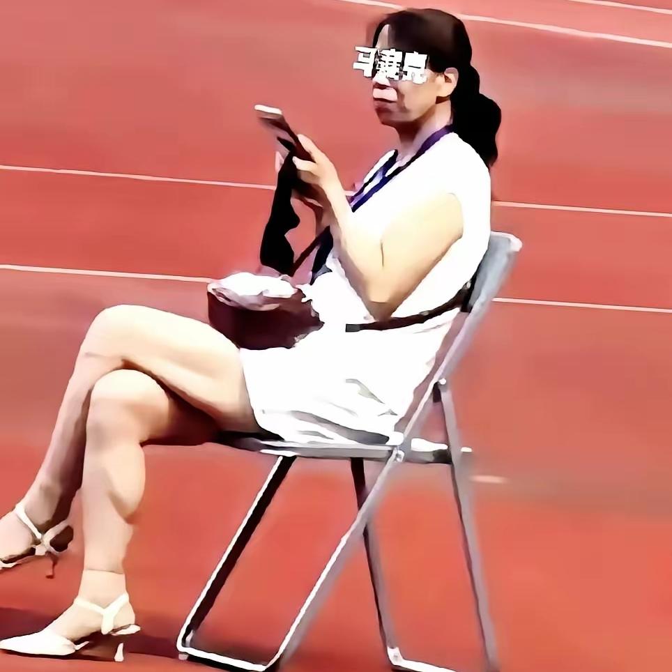 别着急替平凉赛场这名女子辩解。视频清晰可见，
她佩戴赛事工作吊牌，并非行动不便，