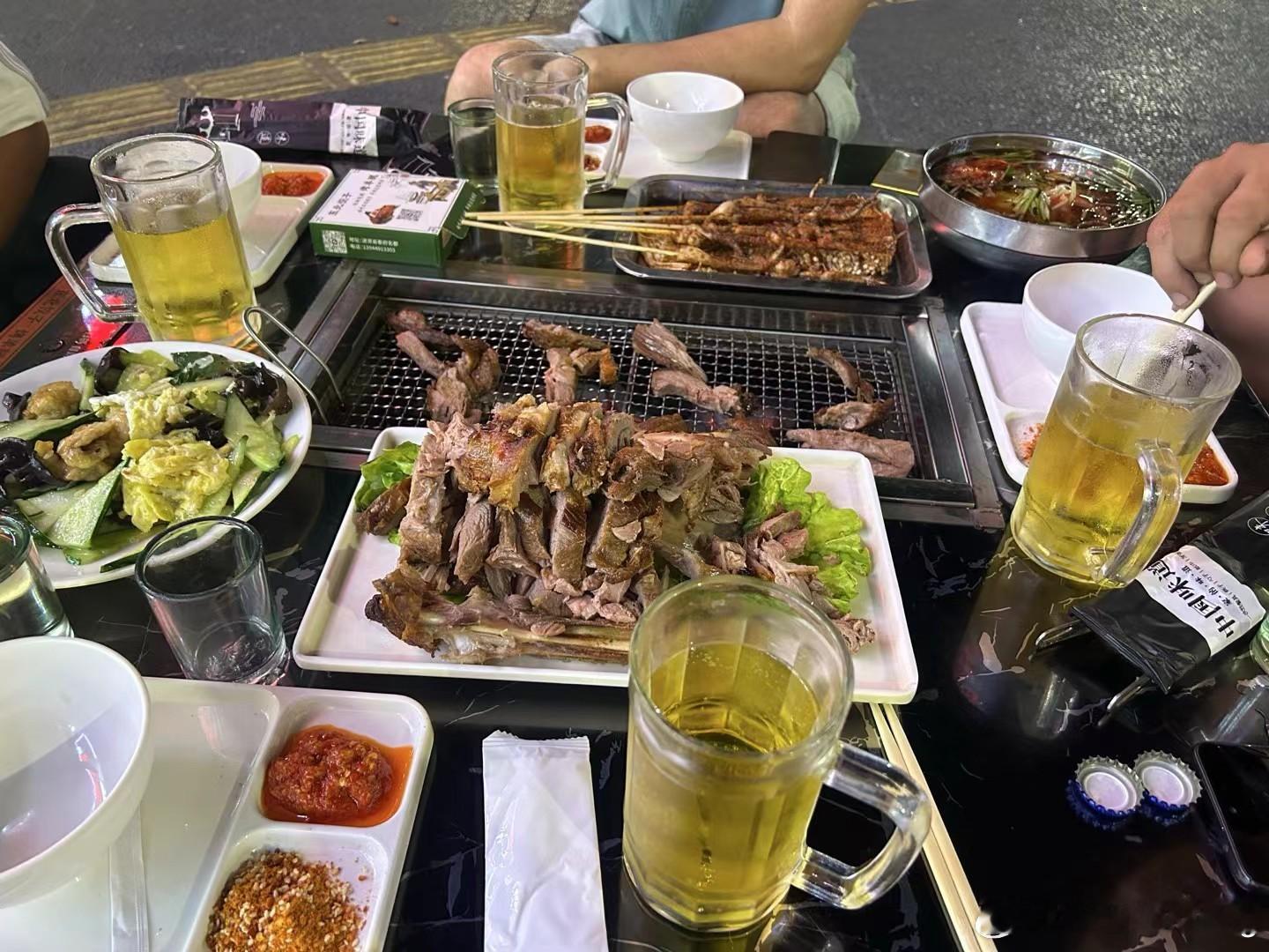 大半夜睡不着，跟朋友们出来吃点烧烤，喝点啤酒，放松一下。各位友友们，晚安