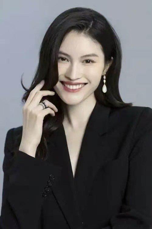 我只能说何穗不愧是超模来的何穗的名场面不止于T台 何穗的魅力横跨秀场和日常，不刻
