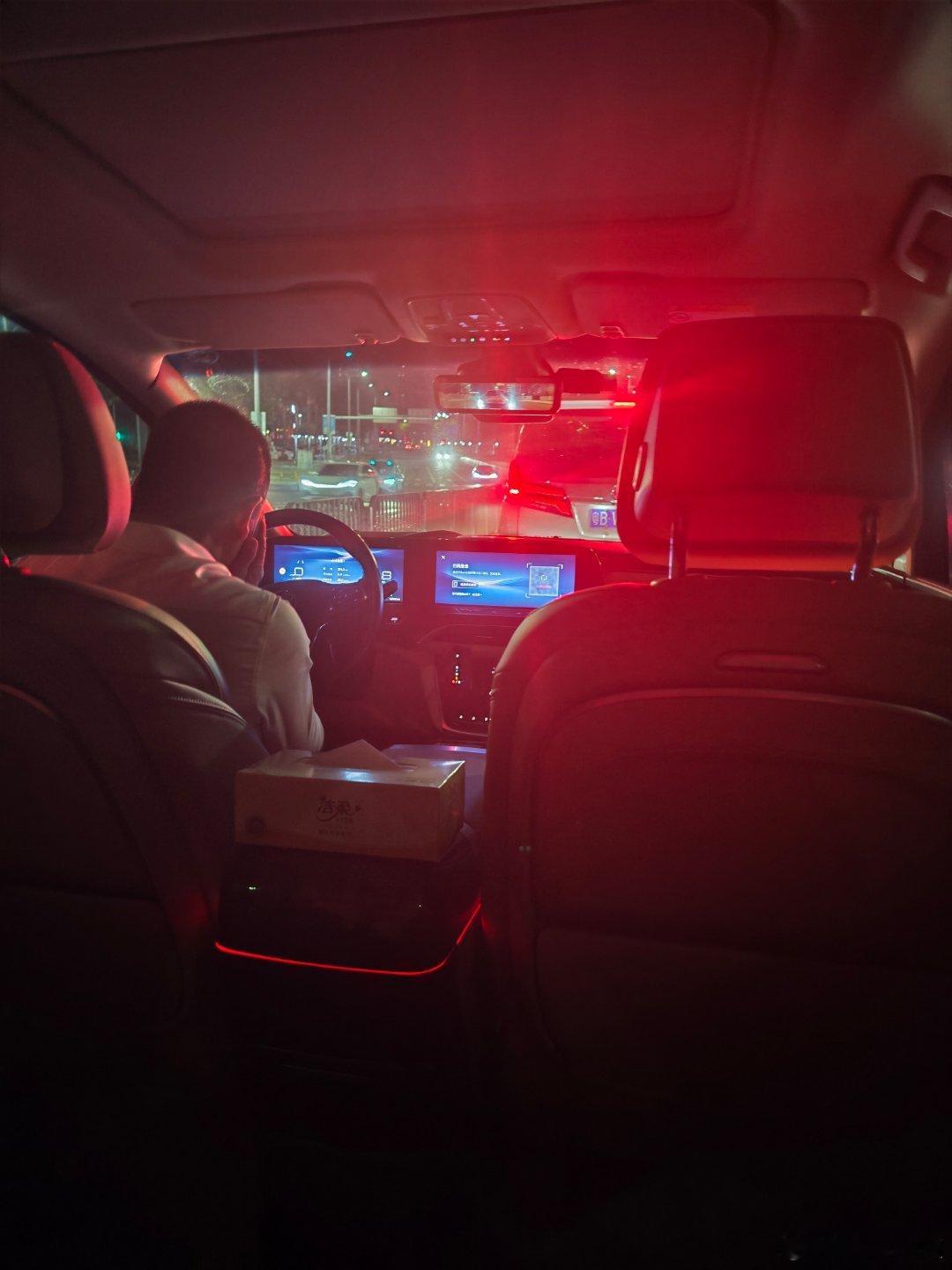 这么晚了还安排了专车接待！我到的时候，小哥跟我说就我一个，而且后面没人了，基本都