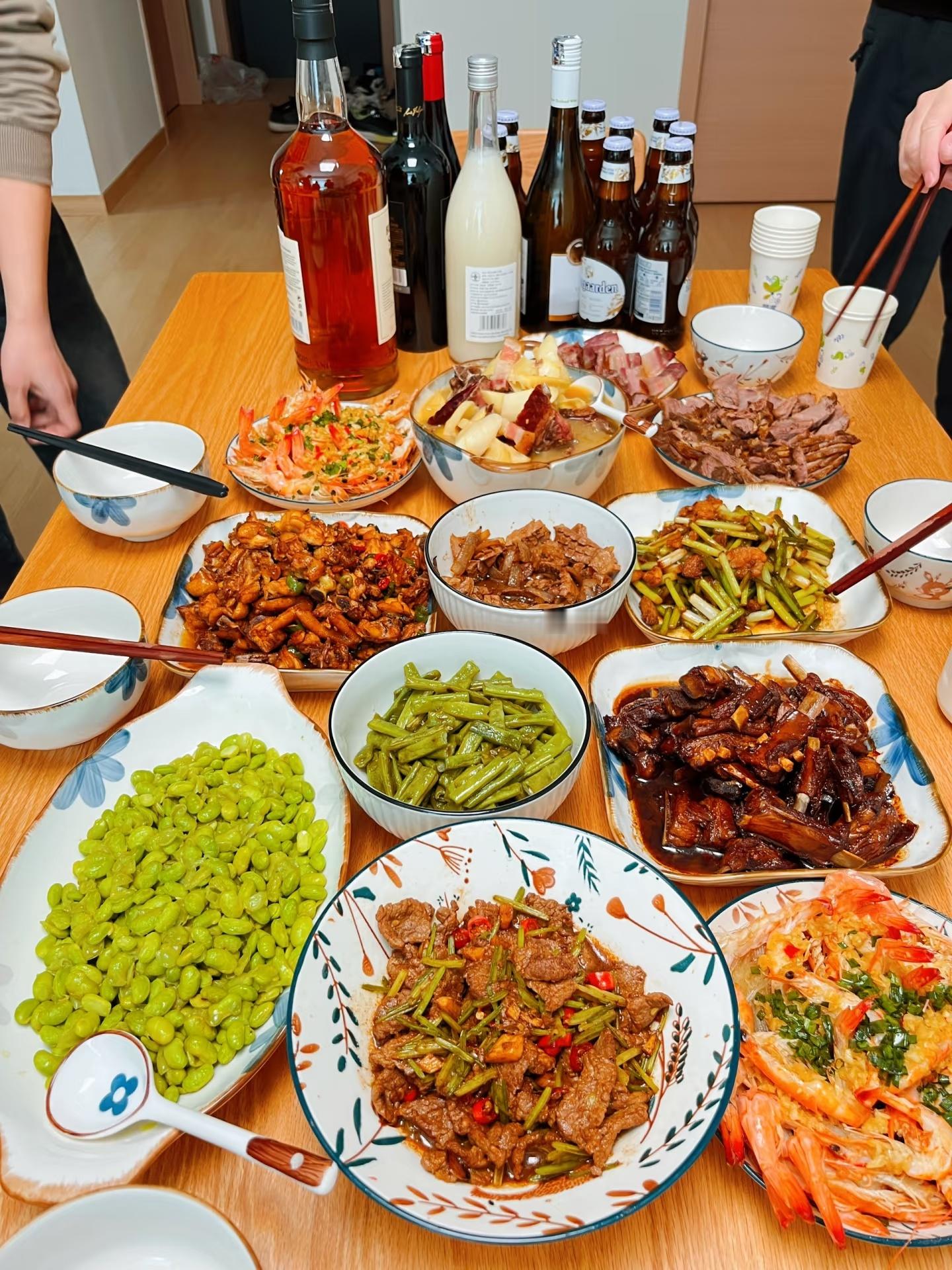 女生做上门私厨一天做4家月入2万 还真不错，看着不少人都体验过。如果，真的做的不