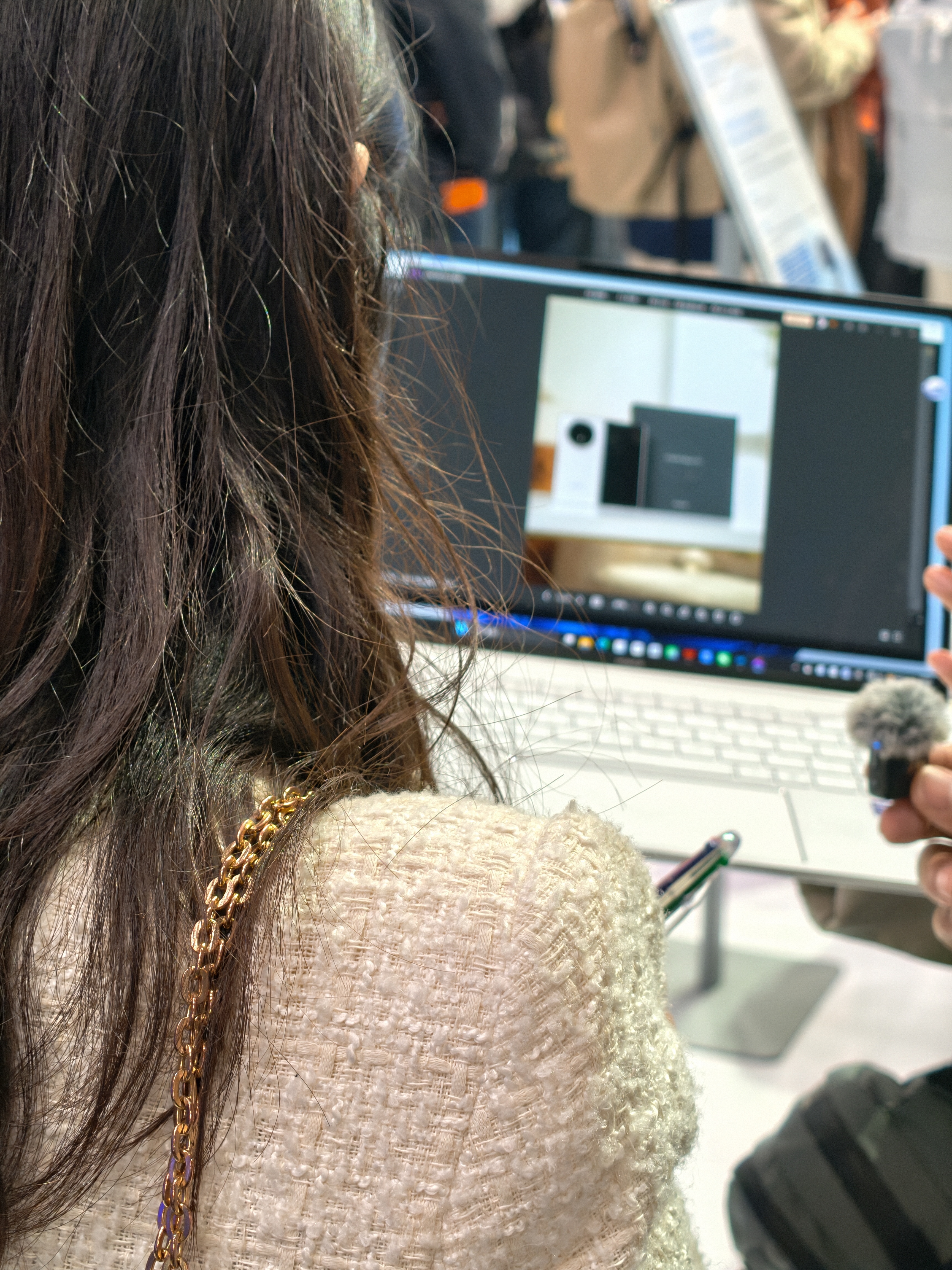 现场抓到一个三星小姐姐来荣耀调研笔记本产品mwc2026数码资讯