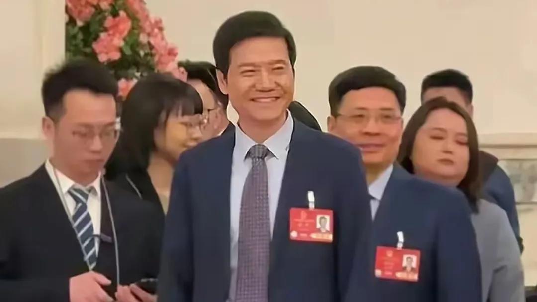 微笑招手，雷军与海尔老总共同出席两会，雷军全程微笑招手，亲和力十足。这一幕被网友