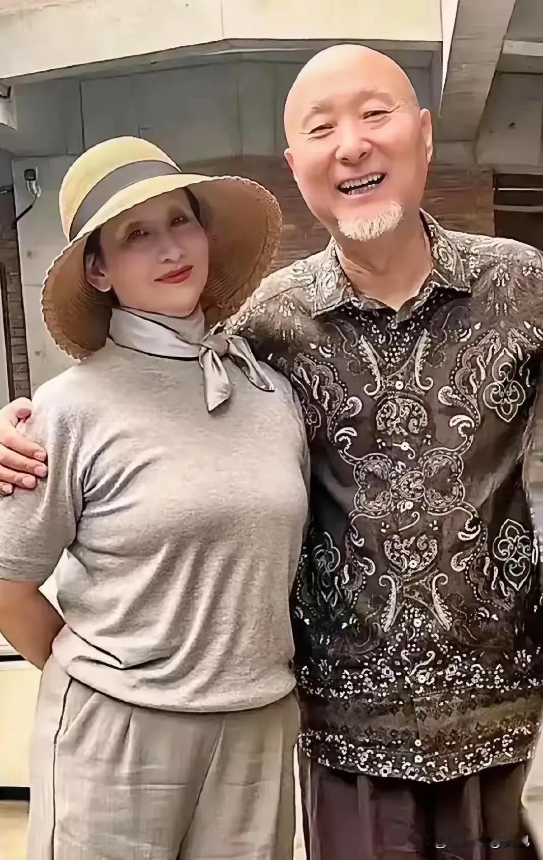 陈佩斯身边的这个女子是谁呢？虽然年纪大了一点，但是你不得不承认，这绝对是一个非常