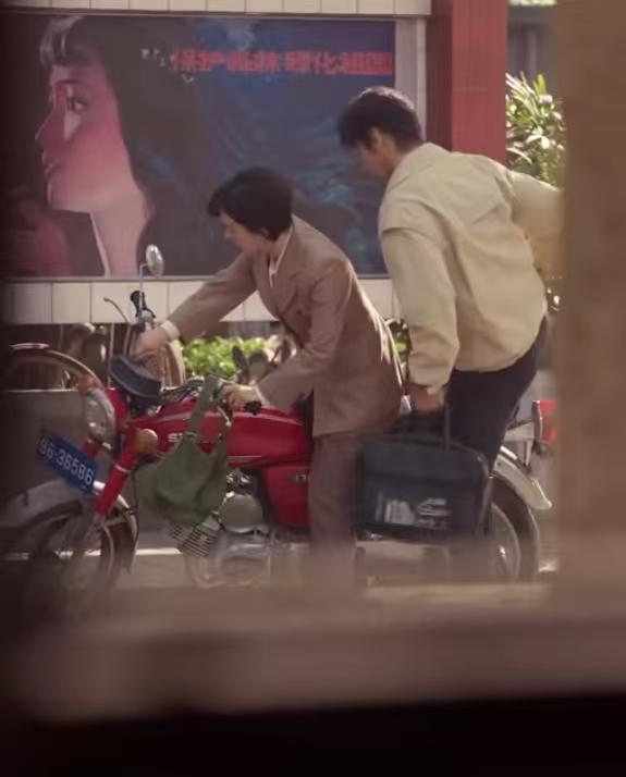 赵丽颖骑摩托车车载黄晓明赵丽颖笑着落泪 赵丽颖笑着落泪这段，谁懂我一整个有被代入