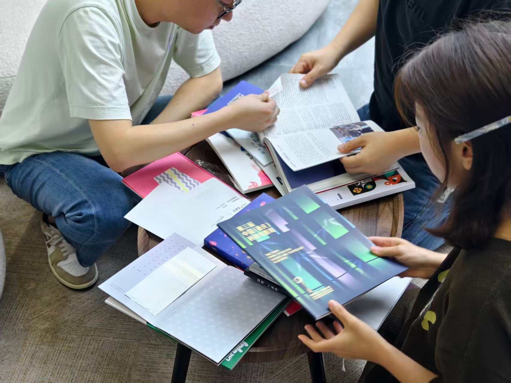 年刊又有新进展了，终于…今天联系了印刷厂，选了一个合适的样例参考，大概了解了哈行