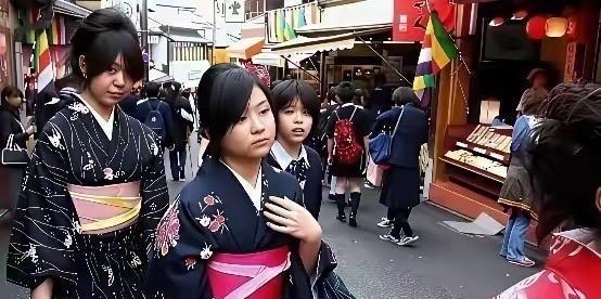 上海那三万日本侨民要睡不着了，不是因为战争，而是因为日本政府最近玩火玩得太狠。日