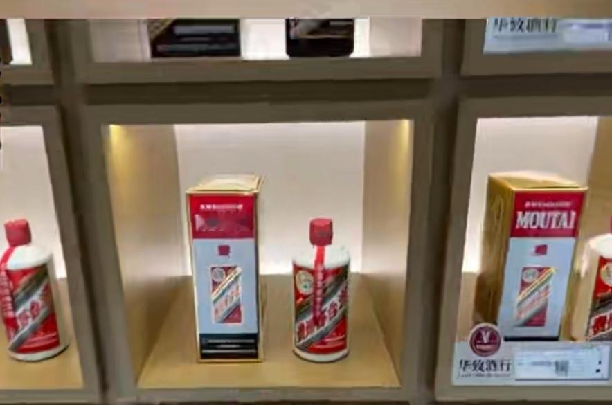 飞天茅台酒卖不动了，价格崩了。2025年12月，53度飞天茅台的批发价从年初的2