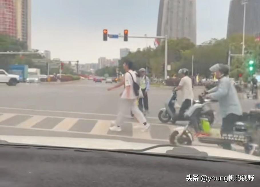 每次途经广州南沙的南沙大道和环市大道路口处，都能看到有协管员在路口指挥，所有过往