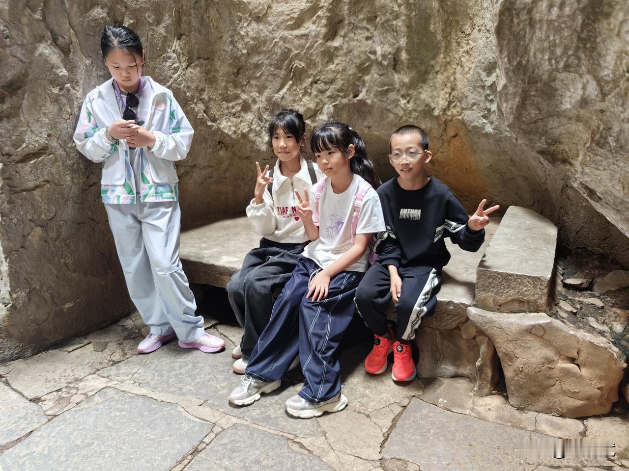 山有人，人有神，夏日虽热，游兴不减。