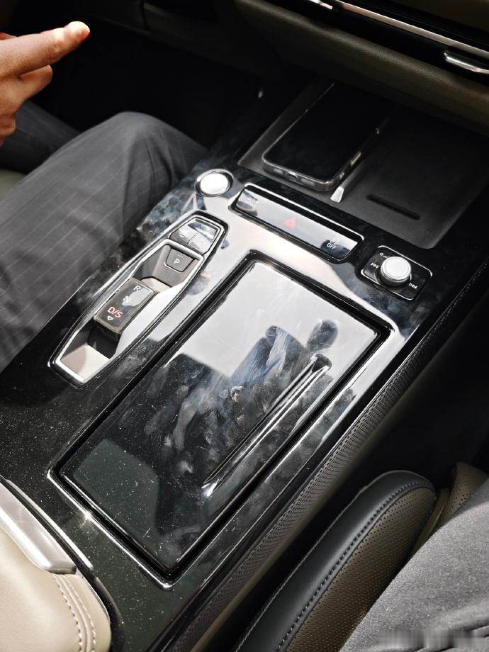 我曾经以为笛子最喜欢钢琴烤漆，哦，没错，是笛子，奥迪的迪。开奥迪是不是都戴手套，