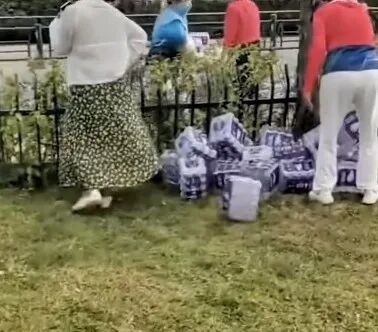 海口马拉松比赛用水遭多名老人哄抢，文广体局回应：证据视频已移交相关执法部门