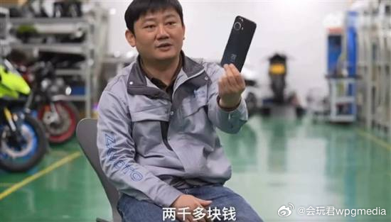 张雪身价上亿还在用两千多块钱坏手机：没给自己买过一个豪华的东西张雪机车在世界超级