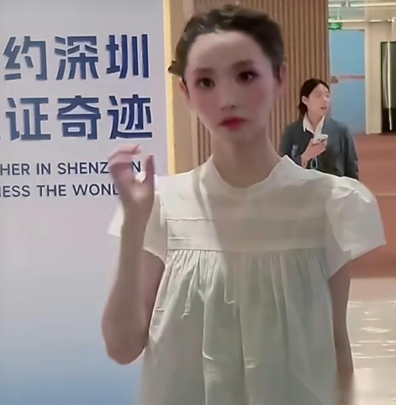 老实说， 田曦薇是有点“东西”的， 不是说她身材有多好，而是说她根本不吃压力。 