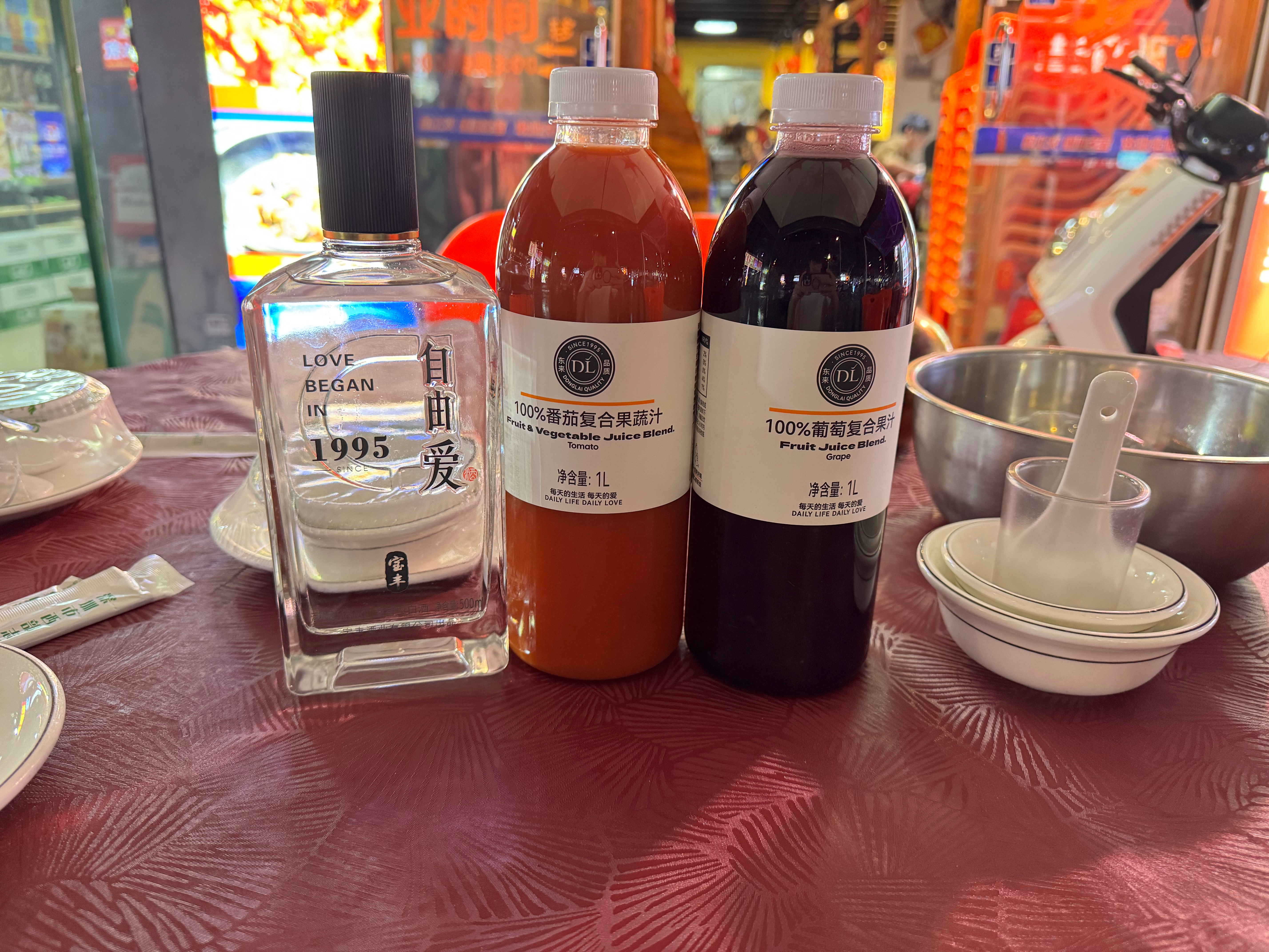 男的喝胖东来白酒，女的喝胖东来复合果汁，合理 ​​​