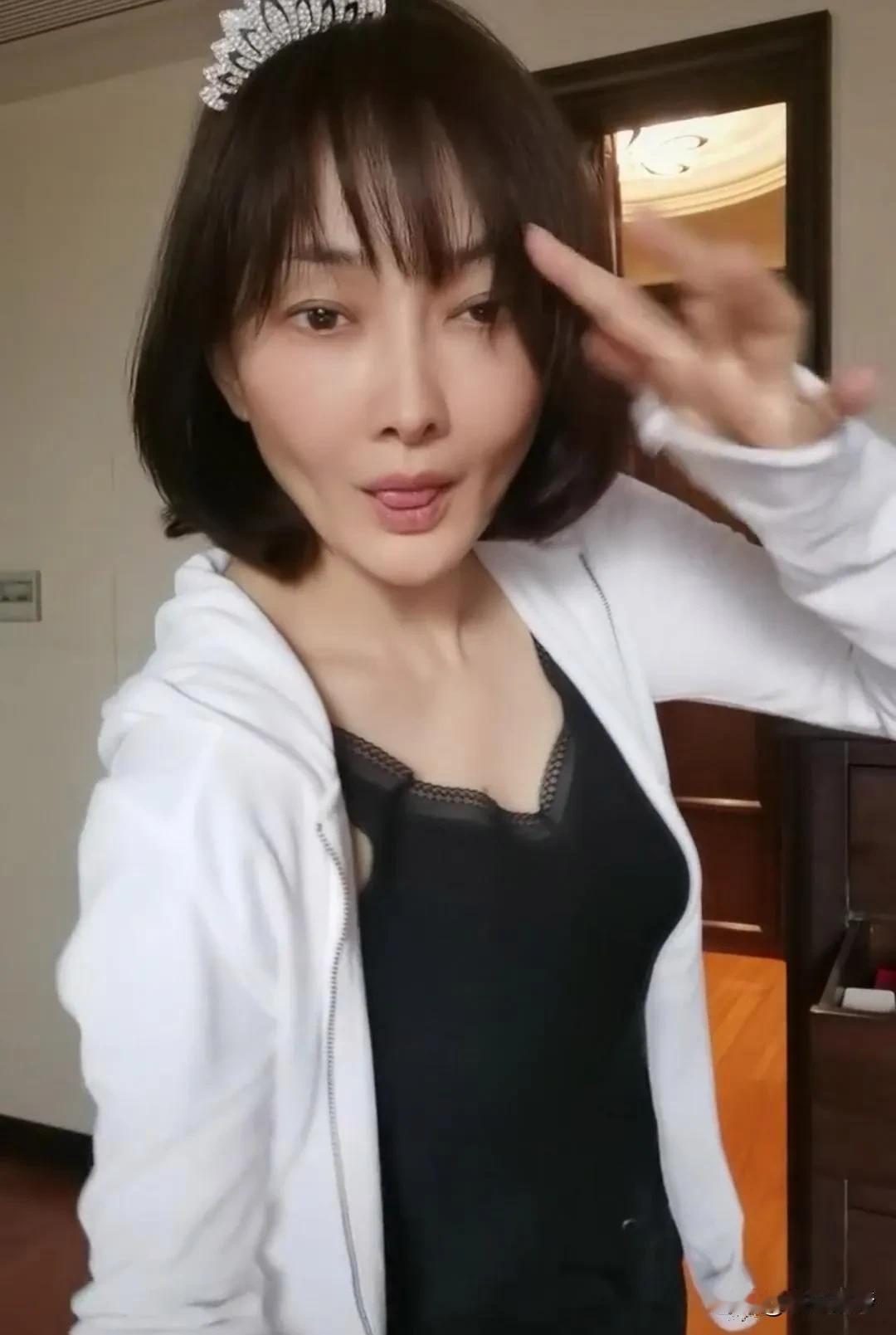 太意外了，她现在居然长这样了。记得以前她的长相很大气还带点娃娃脸，不但好看还有点