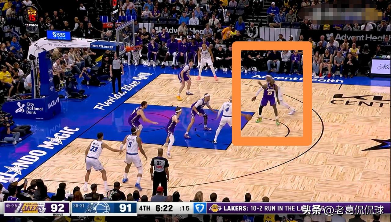 湖人巨星詹姆斯的防守真是太糟糕了！在今天湖人客场挑战魔术的比赛中，当时比赛进行到