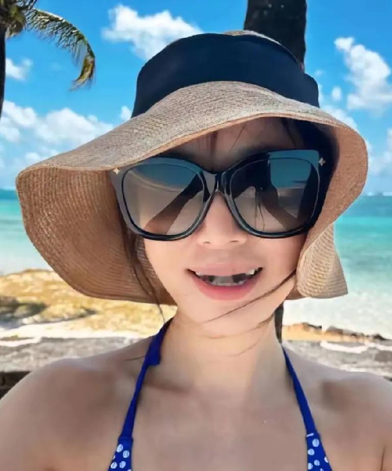 林心如近照
在海边，林心如穿着泳装
戴着墨镜，戴着帽子
这状态美极了
完全不像4