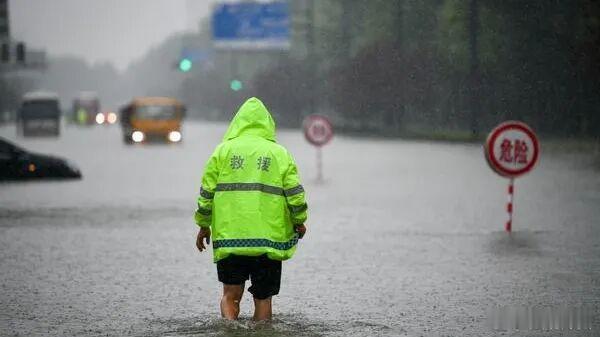 迎战白海豚河南全力筑牢防汛安全屏障 风雨将至，防线先行。河南省防汛抗旱指挥部于8