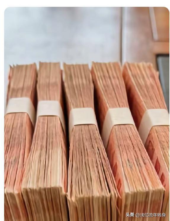 五万块的心事，藏着亲情里的两难
 
五年前，妈妈让我陪她去银行存五万元
她怕弟媳