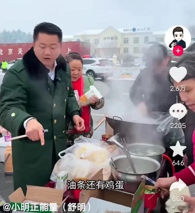 给随州点个赞吧！
南方大面积雨雪天气里，随州的文旅局长冲上了高速口，给被困的旅客