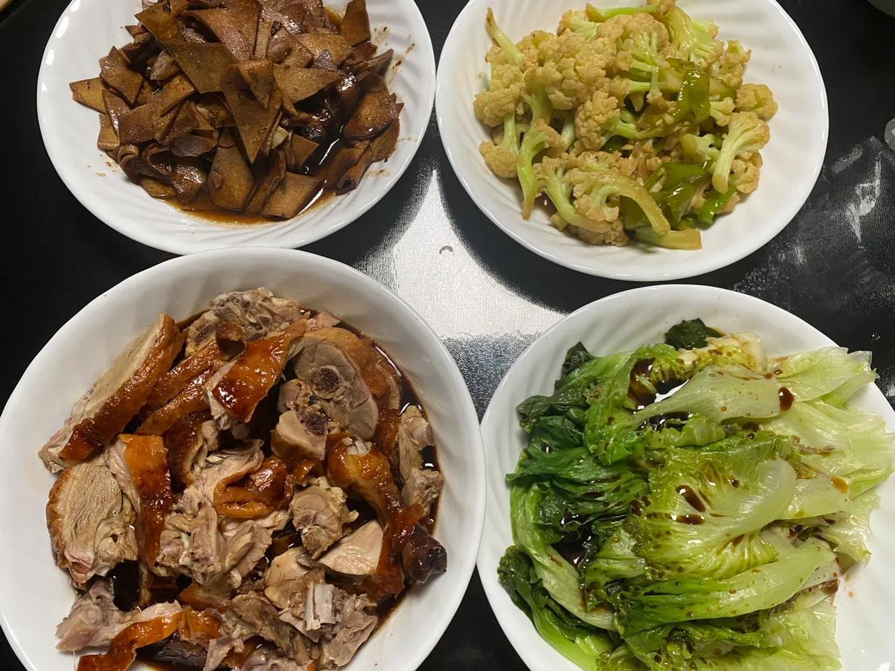 没有菜吃，卤菜凑。楼下鸭子店的烤鸭绝对赞！皮香，肉嫩，汤甜，卤子拌饭也好吃。

