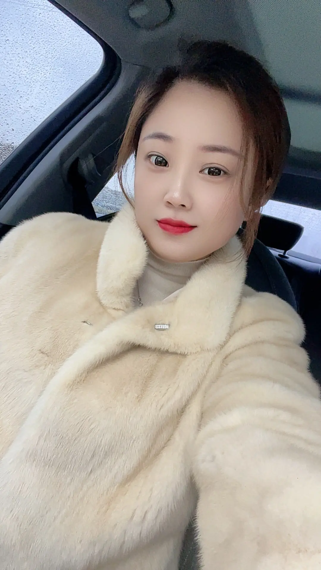 无论是打翻的牛奶、走掉的爱人，还是阶段性的友谊，都不值得责备曾经的自己...