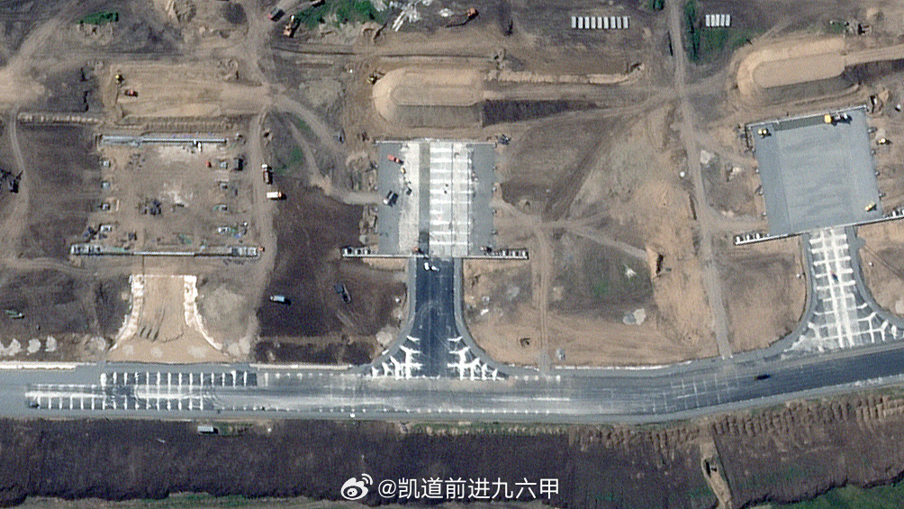 恩格斯空军基地内新建的足以容纳战略轰炸机的掩体正在建设地基，看起来是带推拉式屏蔽