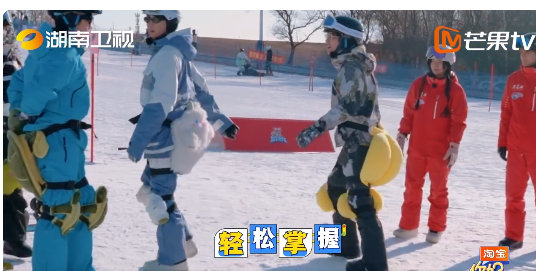 吴泽林复制粘贴式滑雪你好星期六被吴泽林的滑雪表现萌到了，复制粘贴式的姿势又乖又标