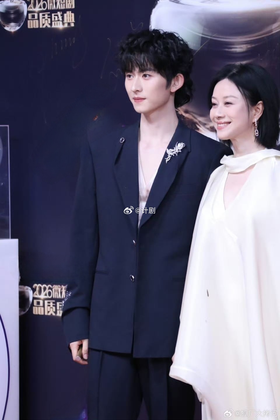 倪虹洁走完红毯天塌了 点开倪虹洁红毯直播的片段，她签名的时候太专注了，笔在衣服上