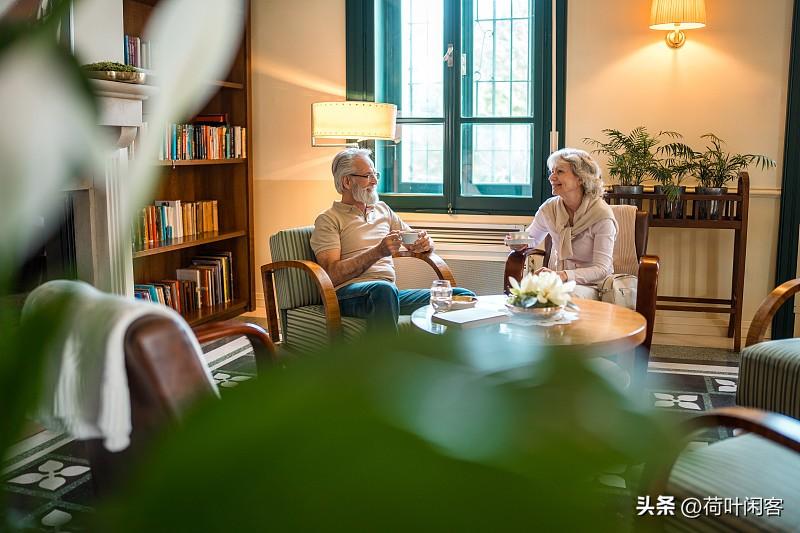 退休了，彻底告别了原来的生活圈，自然朋友圈省了，这很正常。
像我，师范毕业在家乡