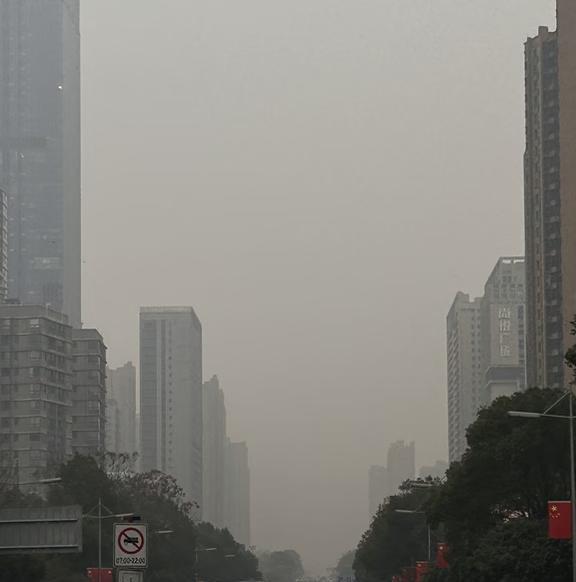 这是中度污染？
雾霾雾霾我很讨厌你
雾霾