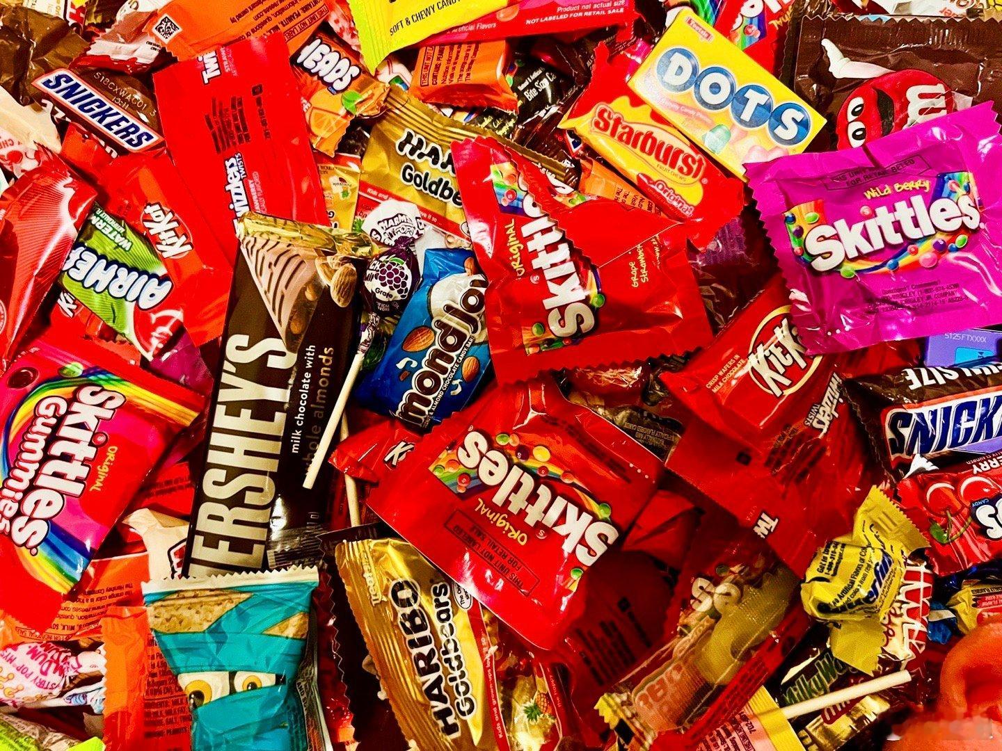 三个娃万圣节讨糖回来比一比，结果妹妹要到最多[笑cry]妹妹要到的糖的一小部分?