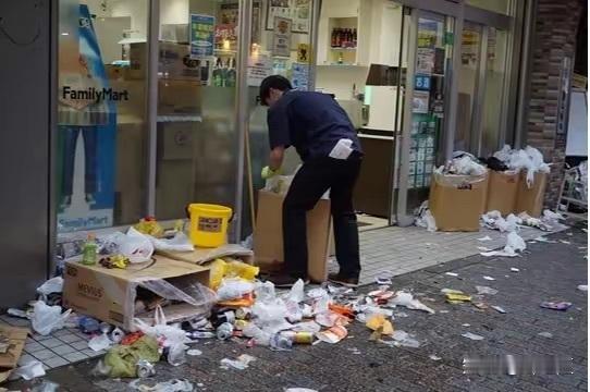 日本球迷在赛后清理垃圾外媒称赞日本球迷主动清理垃圾不出意外的固定节目。曾有报道“