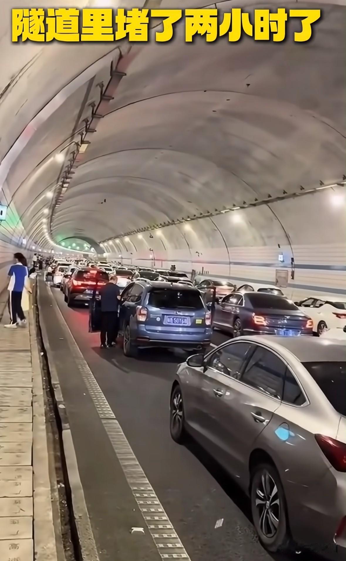 每逢国庆必堵车
而且一堵就是好几个小时
我感觉这种情况下电车最舒服
一点不费电，