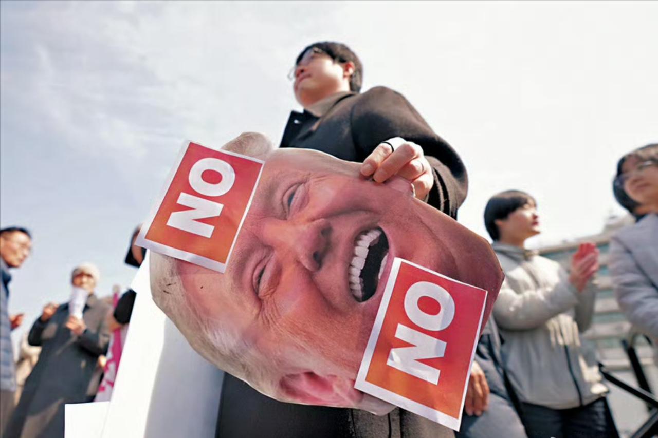 救命！特朗普总算“务实”了。以前他连演都不演，上来就敢吹自己是历史最伟大总统，现