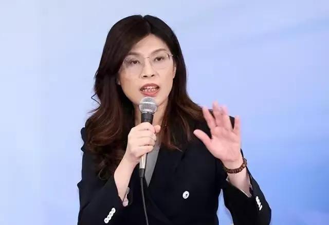 郑丽文现在估计肠子都悔青了。她后悔的不是向日本灾区伸了援手，也不是以个人名义捐了