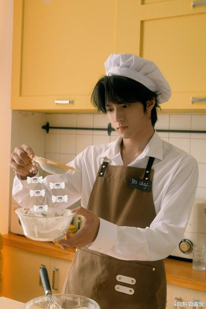#刘耀文蛋糕制作步骤四宫格##刘耀文蛋糕制作加点Sugar# 刘耀文精心制作的蛋