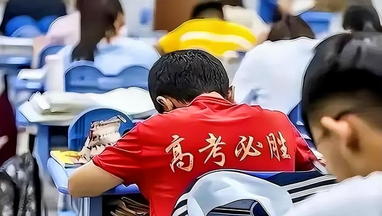 近十年高考人数越来越多了！
2016年，高考报名人数940万
2017年，高考报