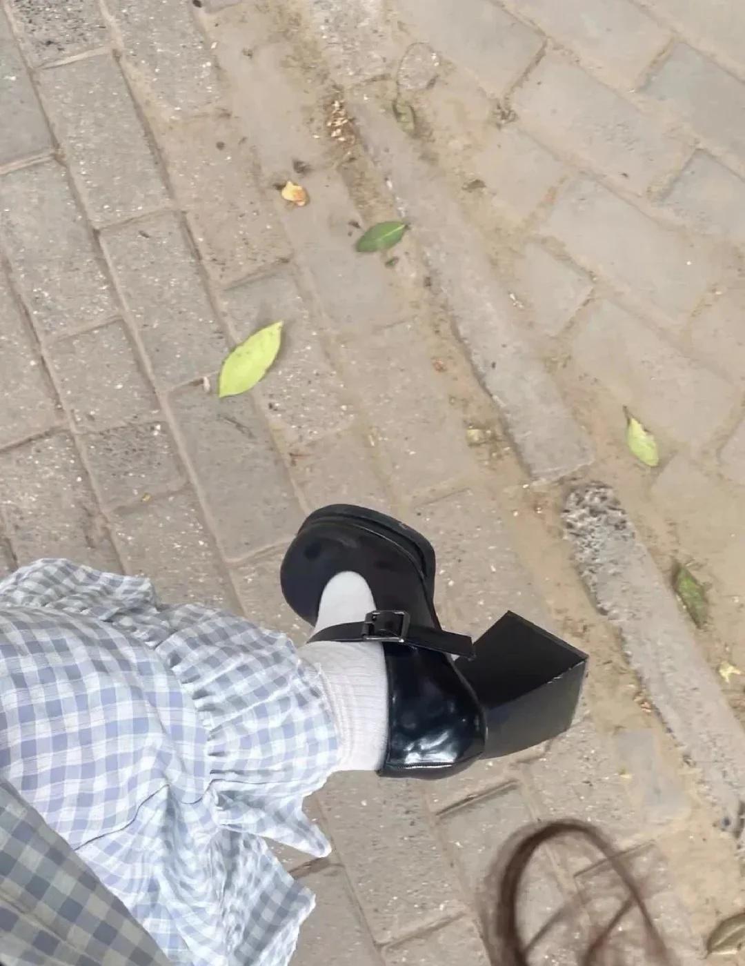 家人们我要炸了...
买了一双玛丽珍鞋，但是室友说不好看，但是我尊的很喜欢这种小