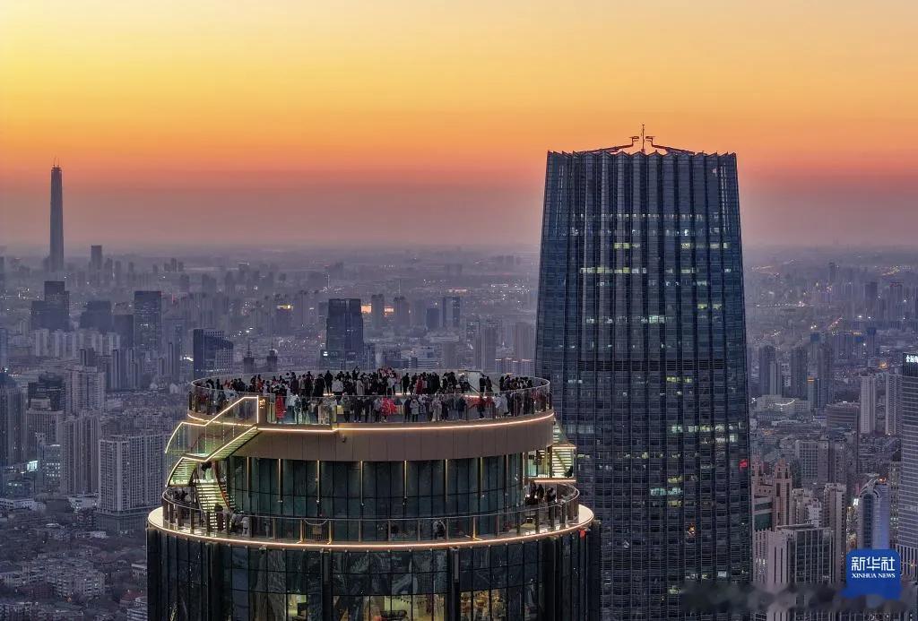【天津打造高空观光场景】助力假期文旅热。1日晚间，北方今冬首船载有重约6600吨
