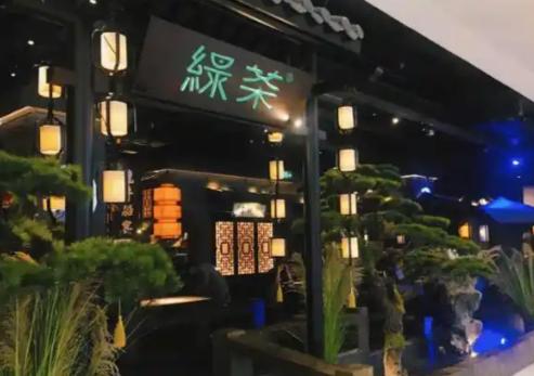 数十家连锁餐厅的老板被蒙在鼓里整整几个月。

直到海鲜开始成批死亡，员工群里有人