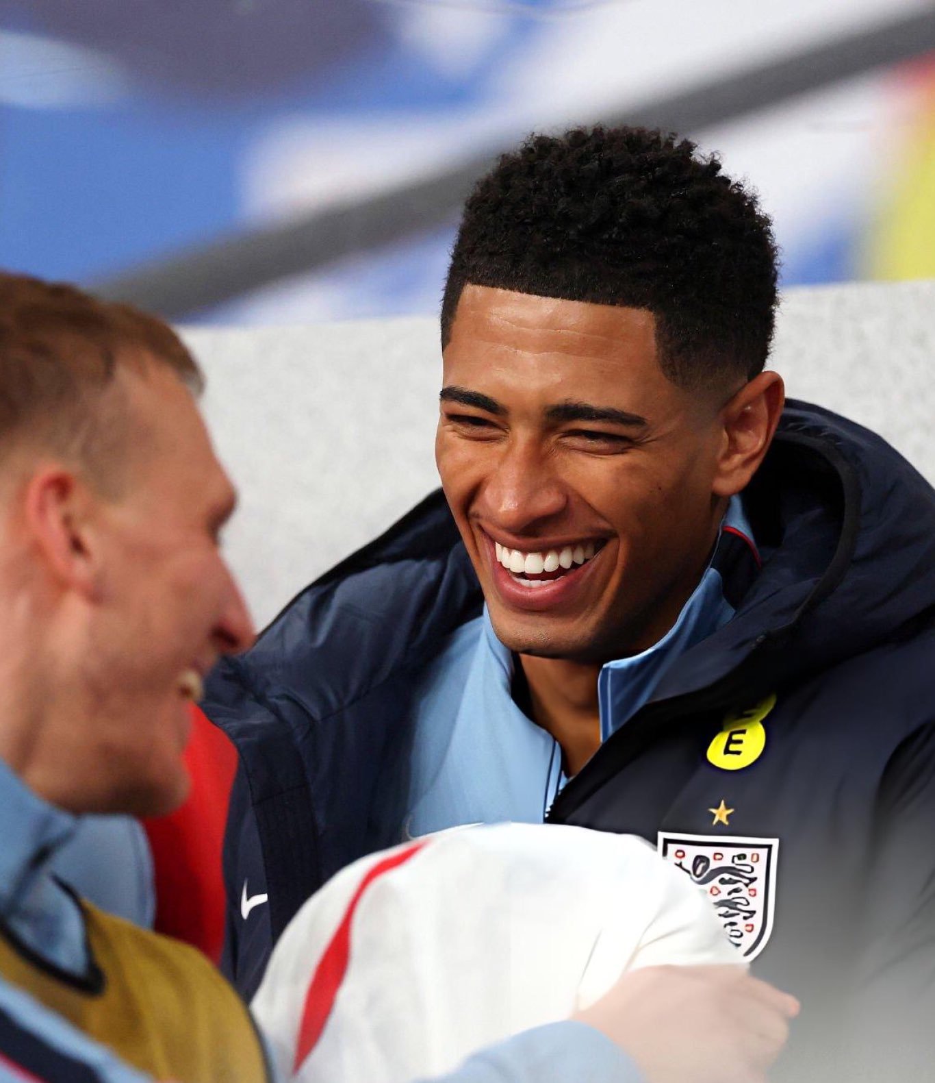 摄像机又可以对准替补席了英格兰vs日本