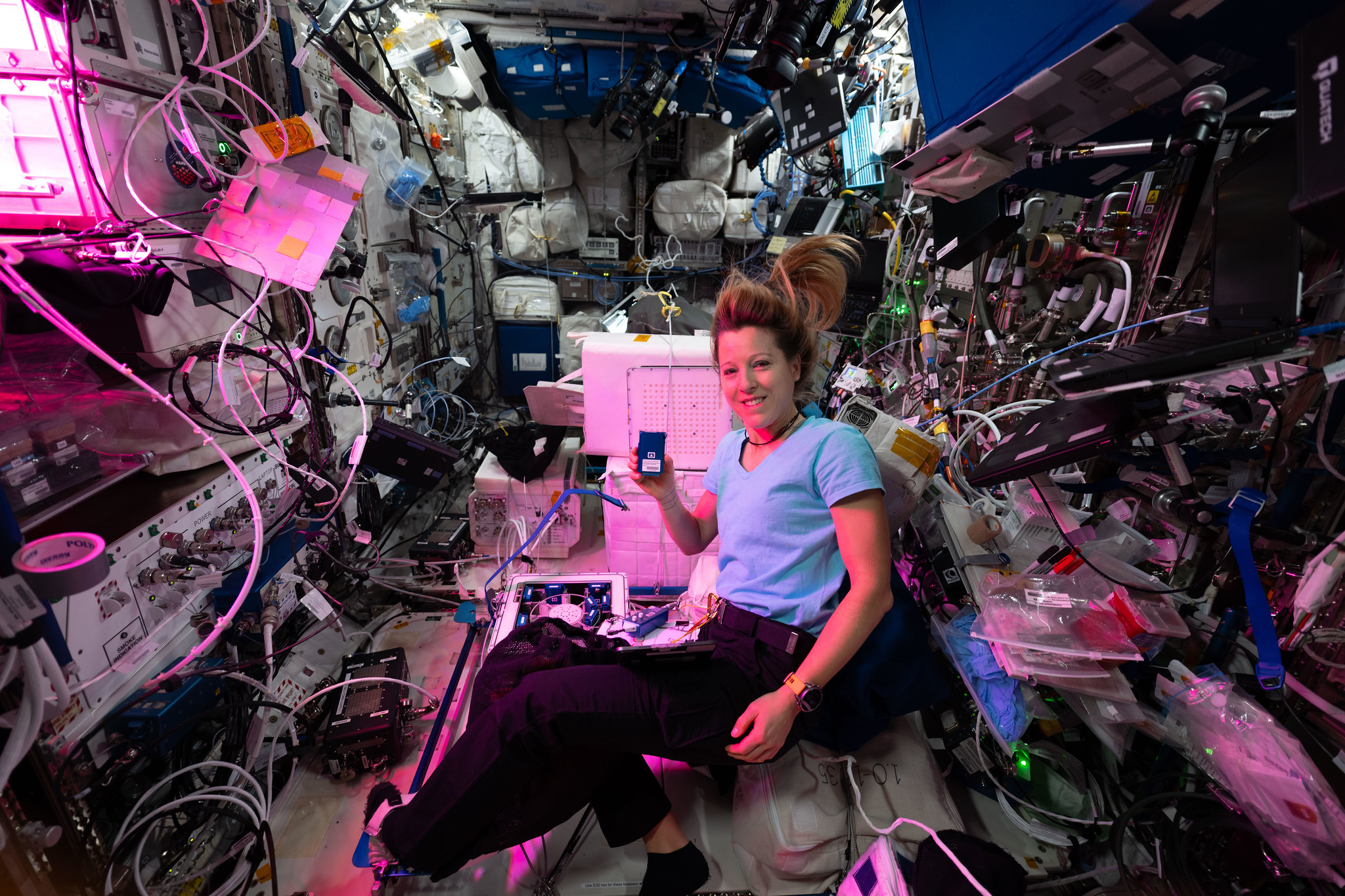国际空间站第74地球远征队（Expedition 74）的宇航员们周三继续开展多