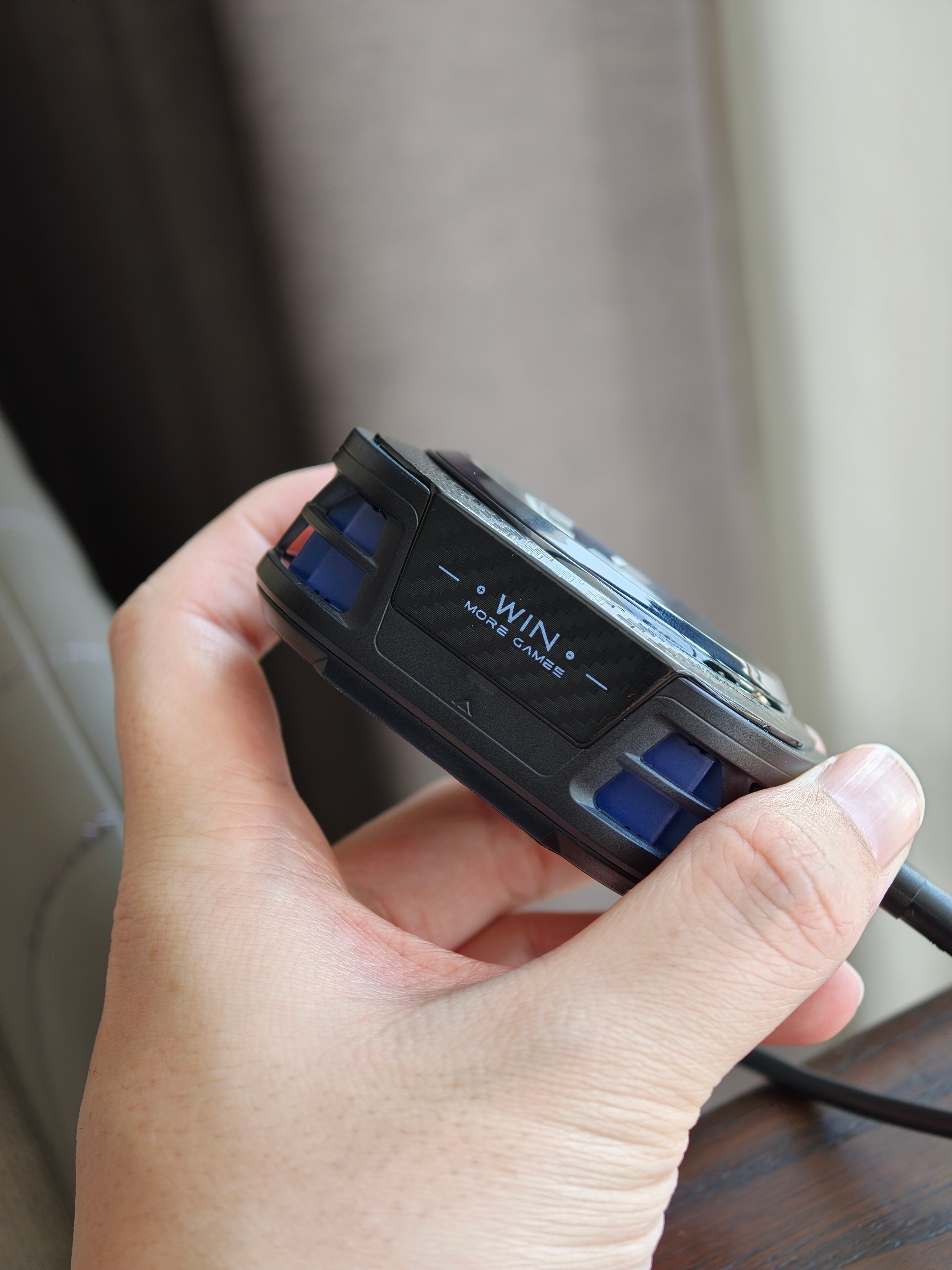 今日新玩具，红魔散热器8 Pro。功率已经来到36W，现在的灯效很柔和，不会再像