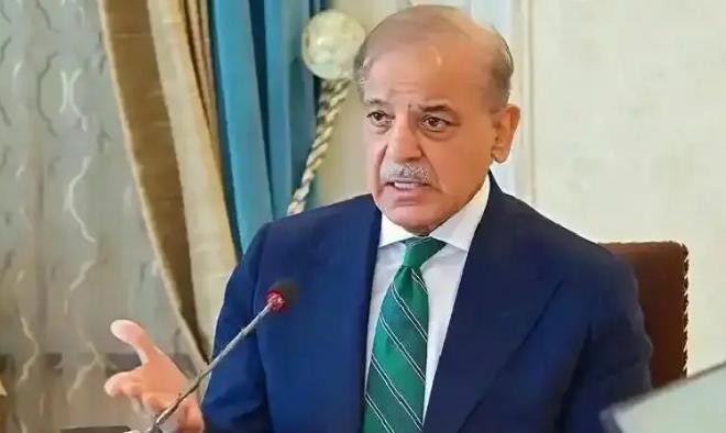 果不其然。巴基斯坦规划部长阿赫桑·伊克巴尔突然宣布了：承认没有把中国—巴基斯坦经